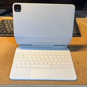 Apple Magic Keyboard Model A2261 (iPad Pro 11 inch) White- Great shape!